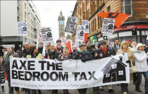 英国民众走上街头抗议“卧室税”