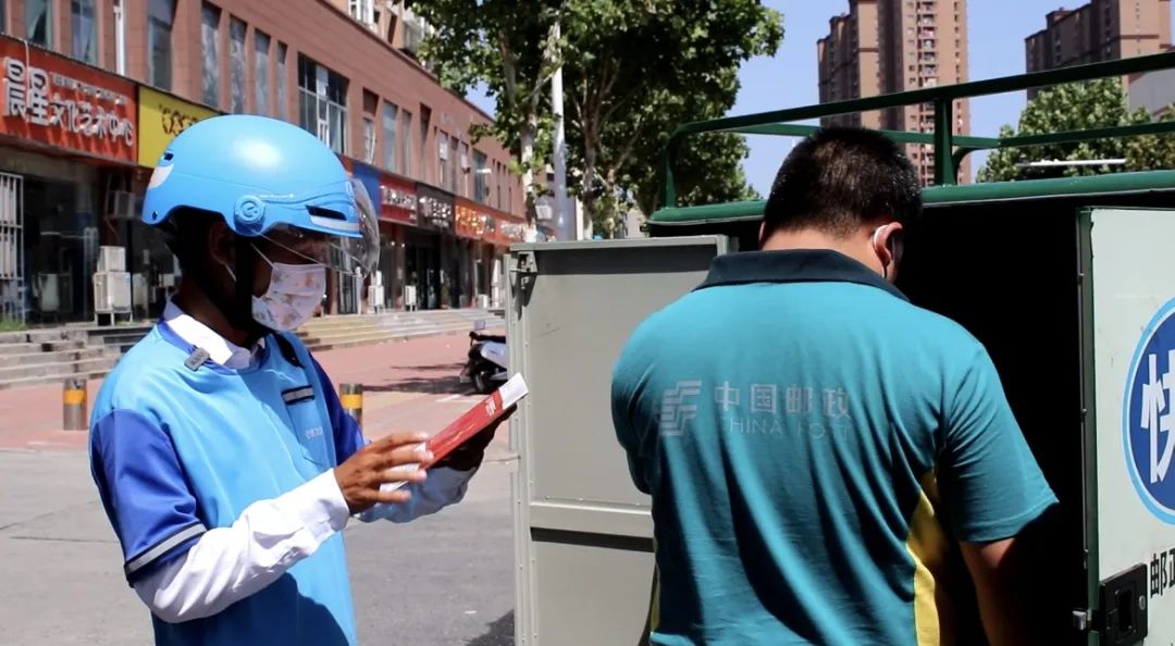在送外卖路上，高帅旗收到上海交大的研究生录取通知。本文图片均为受访者提供