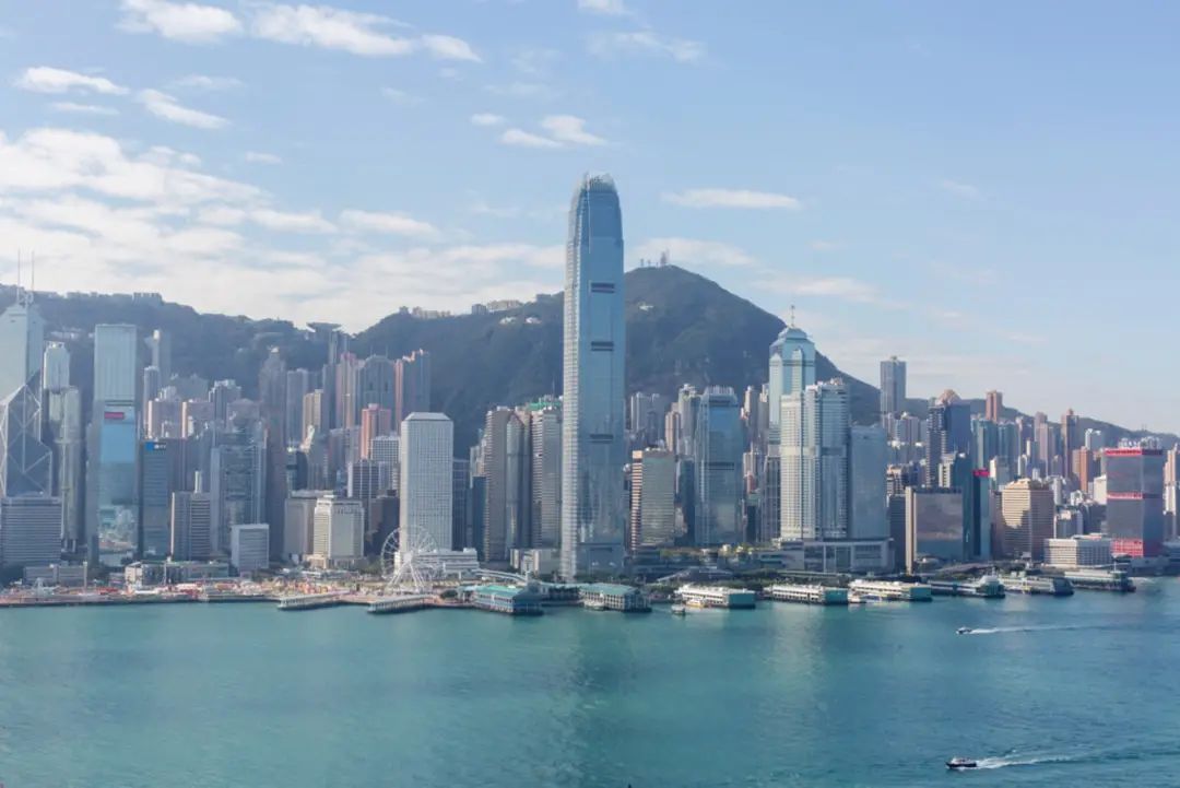 上海开放落户新政，和香港身份比，哪个更容易获得？优势更多？