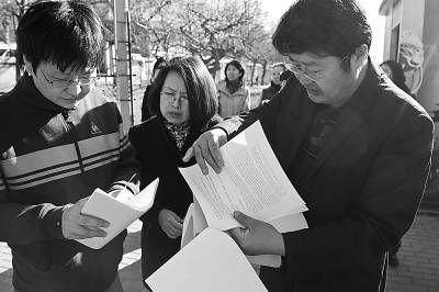 2011年3月24日，北京，20名学生家长就流动人口子女在就读地参加高考问题向教育部递交建议书。王海欣/CFP