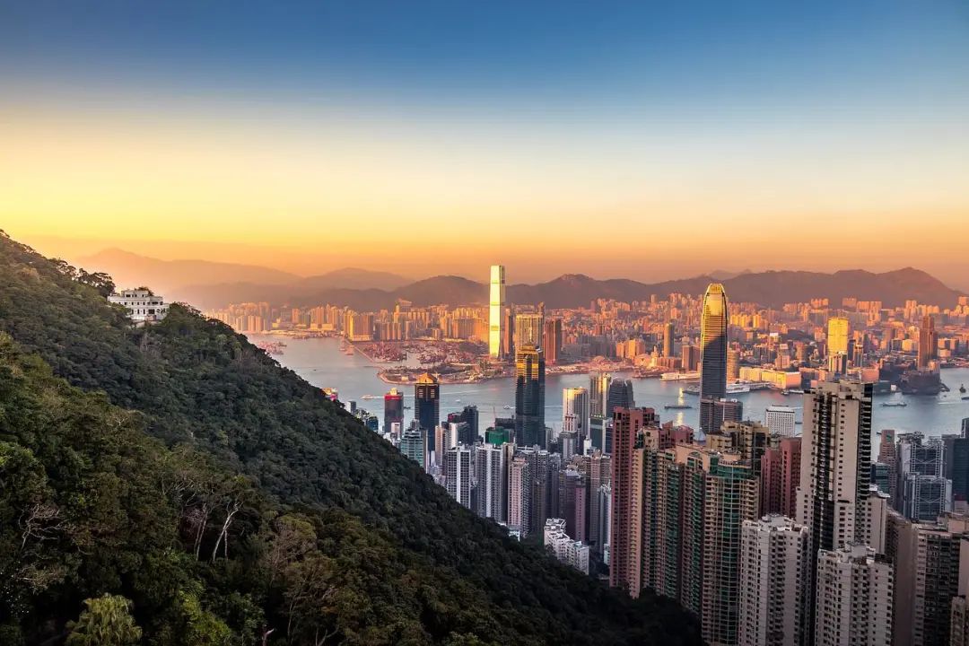 上海开放落户新政，和香港身份比，哪个更容易获得？优势更多？