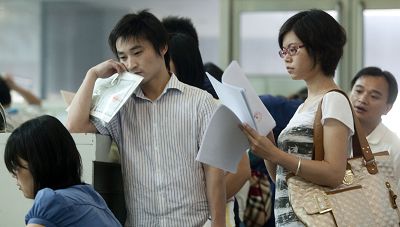 昨日，申请办理居住证人员正在上海人才服务中心排队等候。早报记者 张栋 图